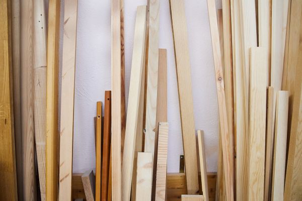 Diverse Holzlatten stehen an der Wand.